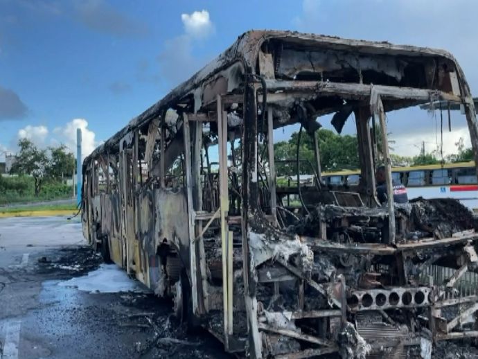 Ônibus pega fogo em terminal integrado de Recife