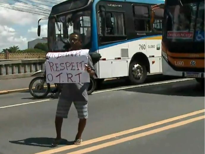 Rodoviários fazem protesto no centro do Recife na manhã desta quarta-feira (9)