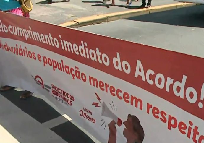 Rodoviários fazem protesto no centro do Recife na manhã desta quarta-feira (9)