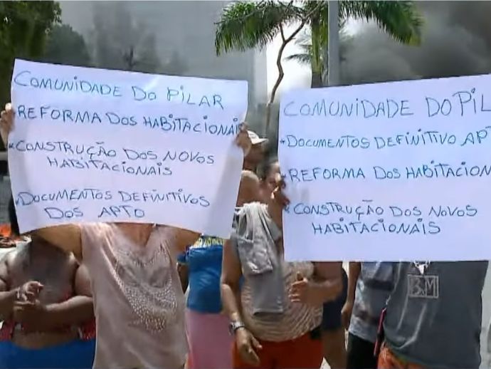 Moradores da comunidade do Pilar protestam por documentação e reformas de moradias no centro do Recife