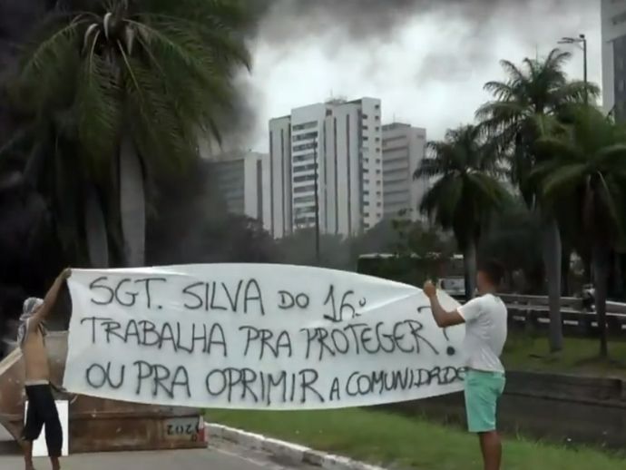 Moradores da comunidade de João de Barros protestam contra suposta abordagem violenta da Polícia Militar