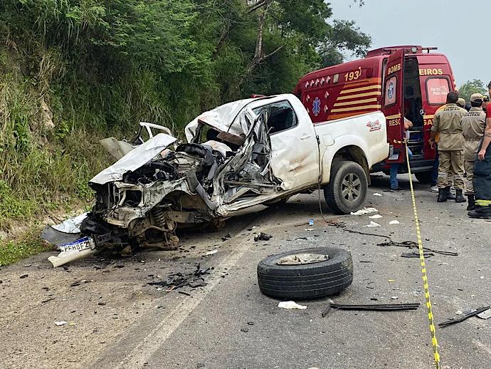 Acidente envolvendo carro, caminhão e ônibus deixa dois mortos na BR-104 em Agrestina