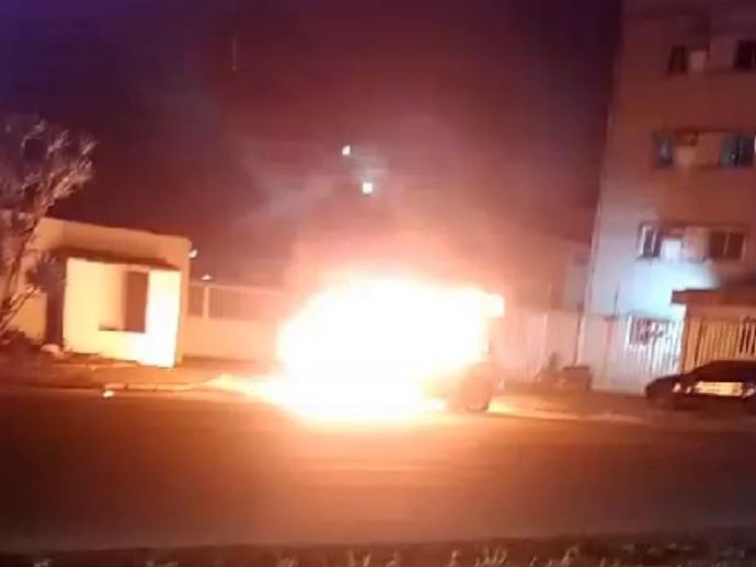 Carro pega fogo e explode no  bairro Santa Amélia