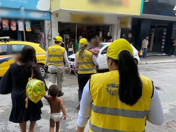 Mulher é vítima de violência doméstica e busca ajuda com os filhos 