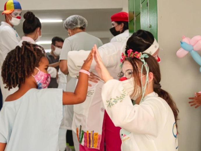 Projeto Sorriso de Plantão Alegra o Dia das Crianças Hospitalizadas com Presentes e Alegria