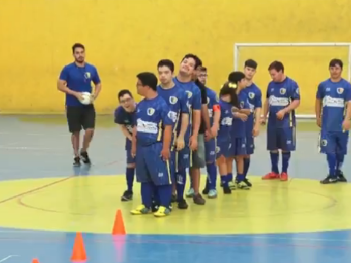 Inclusão no esporte: mãe cria time de futsal com meninos e meninas com Síndrome de Down