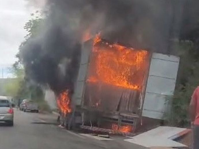 Carreta em chamas causa transtorno na BR-101 em Alagoas