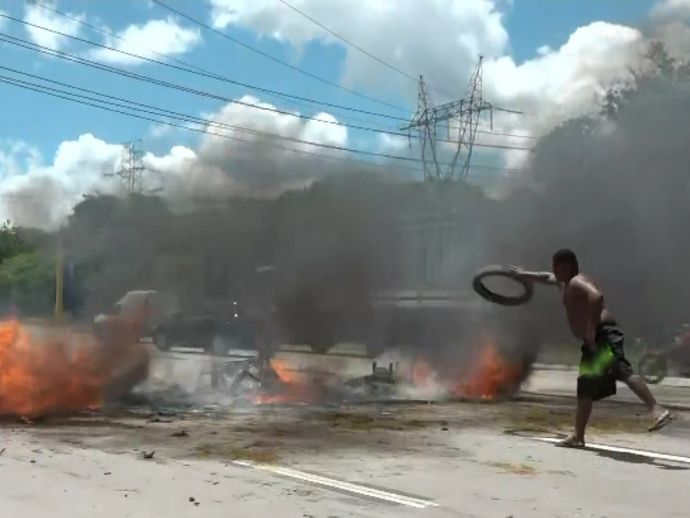 Moradores da comunidade Sapo Nu realizam protesto na BR-232 nesta segunda (23)