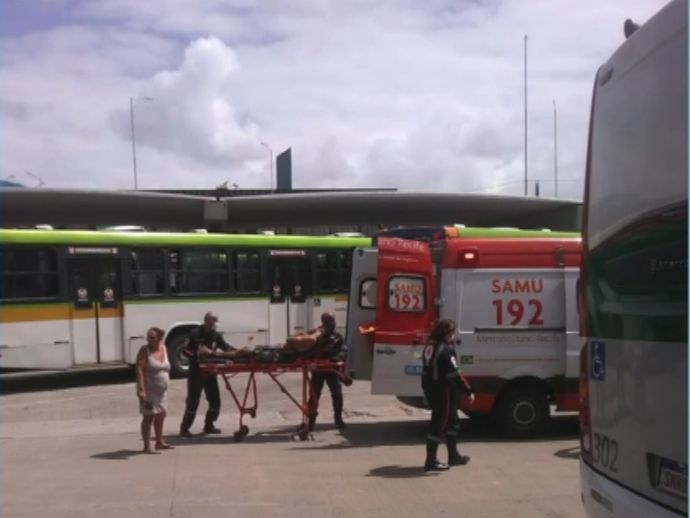 Homem é esfaqueado por uma mulher na Estação Joana Bezerra nesta segunda-feira (30)