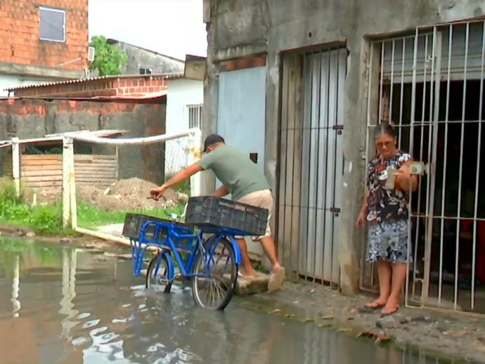 Moradores de Cajueiro Seco relatam falta de saneamento básico na comunidade