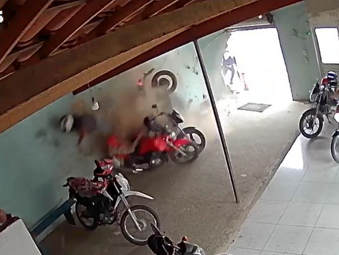 Motociclista perde o controle e invade estabelecimento em Serra Talhada