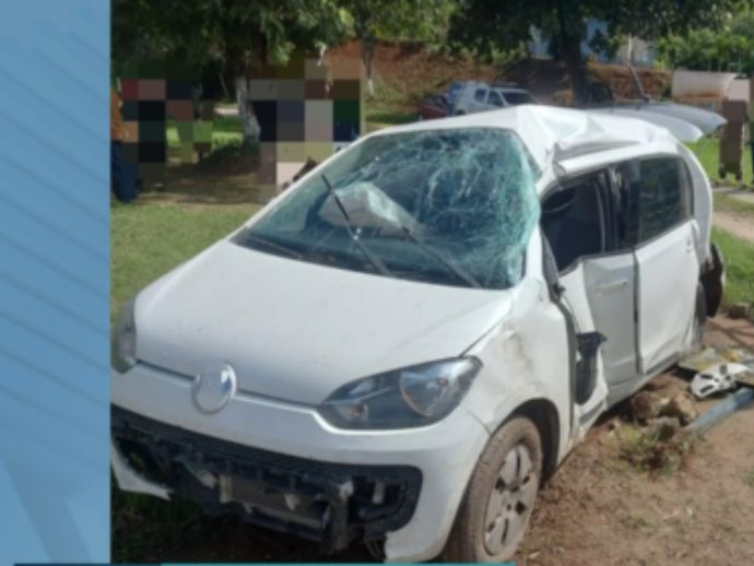 Policial militar morre após carro colidir com poste na BR-408, na Zona da Mata