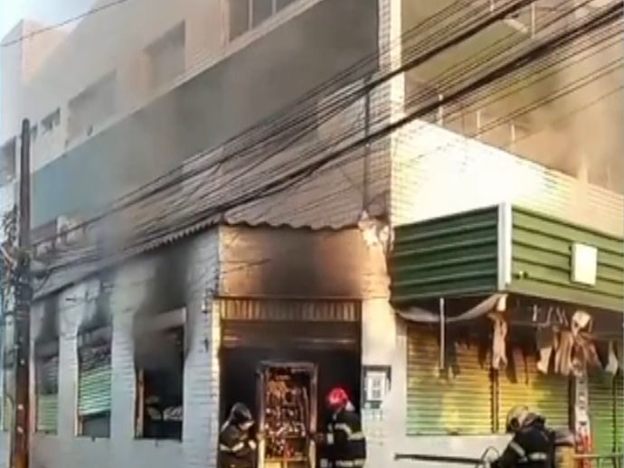 Incêndio atinge mercado no bairro do Barro nesta terça (2)