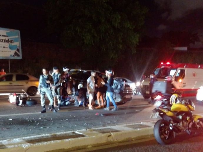 Acidente entre carro e moto deixa feridos na Avenida Leste Oeste