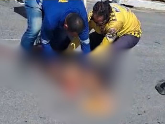 Acidente na Avenida Rota do Mar deixa casal de motociclistas gravemente feridos 