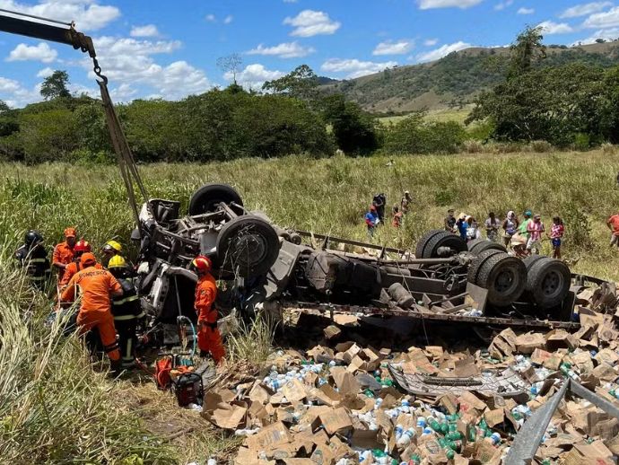 Passageiro de caminhão morre em acidente na BR-316