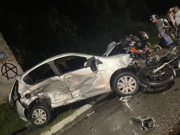 Colisão entre carros e motos deixa um morto e cinco feridos em Maceió