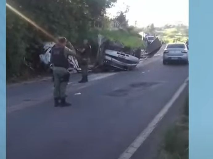 Oito morrem após Kombi e caminhão baterem de frente na PE-50, em Glória do Goitá