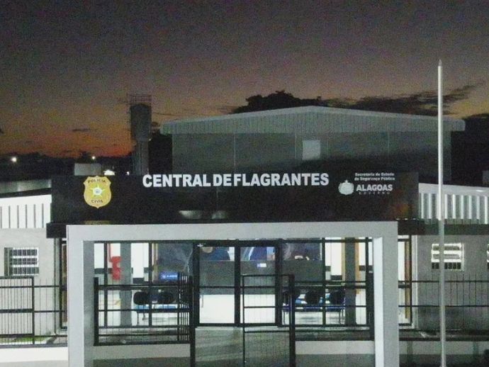 Mulher é detida por esfaquear marido durante discussão, em Maceió.