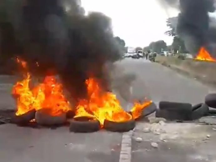 Moradores bloqueiam BR-104 em protesto por falta d’água, em Rio Largo.