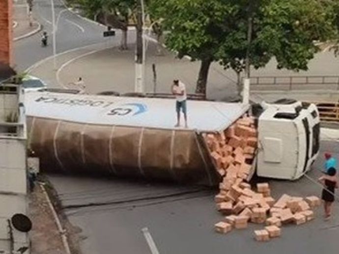 Caminhão de carga tomba no bairro Catolé, em Campina Grande