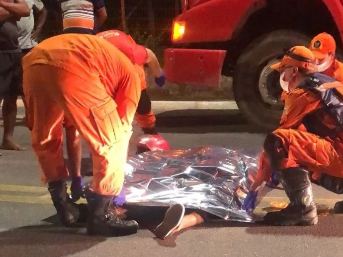 Tragédia em Maceió: motociclista morre ao bater em caminhão de lixo.