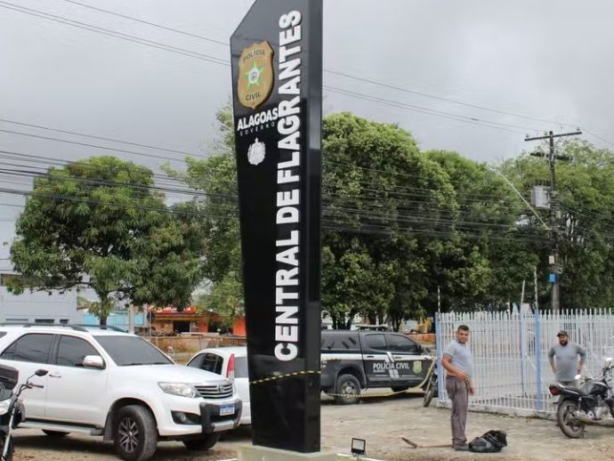 Mãe é presa por deixar filha de 6 anos sozinha em casa para ir a festa.