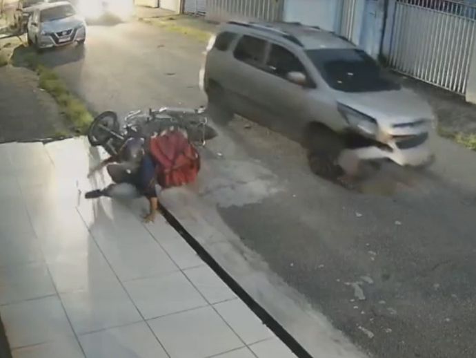 Entregador por aplicativo é atropelado por motorista que foge sem prestar socorro