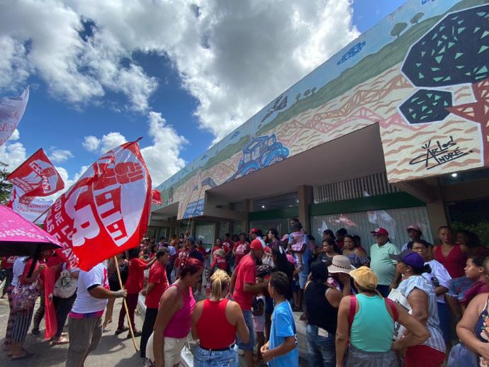 Famílias organizadas por movimento de moradia ocupam sede da CONAB 