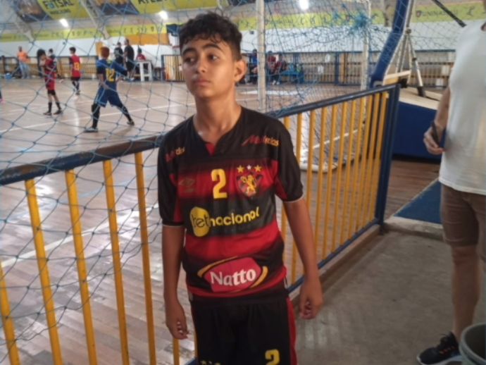 Adolescente de 13 anos morre vítima de bala perdida durante perseguição policial