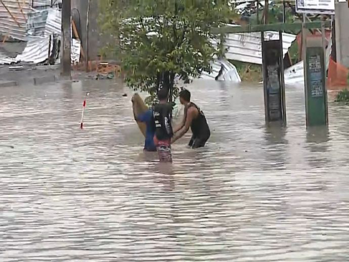 Fortes chuvas provocam alagamentos em diversas partes do Recife, Olinda e Jaboatão