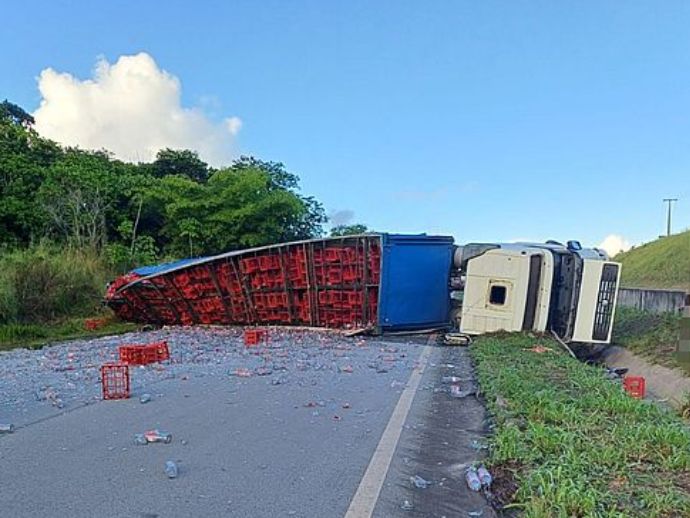 Acidente na BR-101: Carreta tomba e carga de vidro é espalhada pela pista.