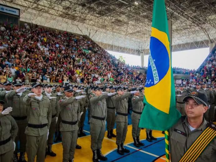 Alagoas recebe 923 novos policiais militares para reforçar a segurança em todo o estado.