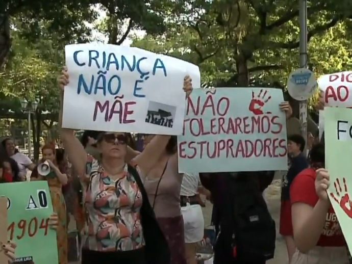 Mulheres e movimentos sociais protestam no Recife contra PL do aborto