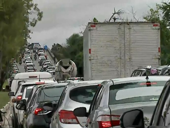 BR-232, sentido interior, tem tráfego intenso nesta sexta-feira (21)