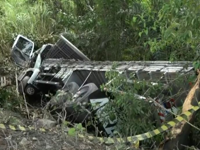 Acidente entre caminhões na BR-232 deixa cinco pessoas feridas 