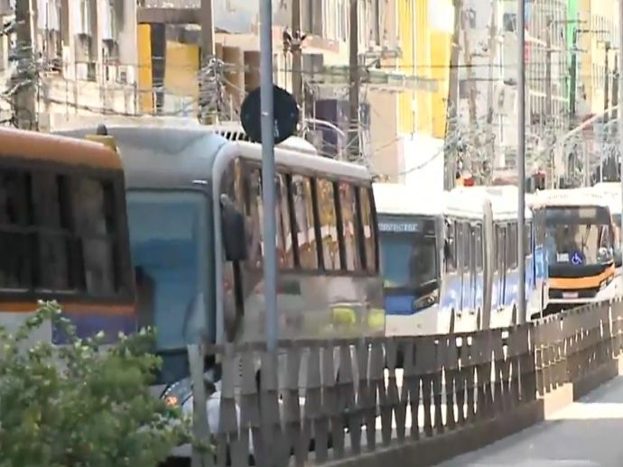 Rodoviários realizam protesto no centro do Recife nesta sexta-feira (26)