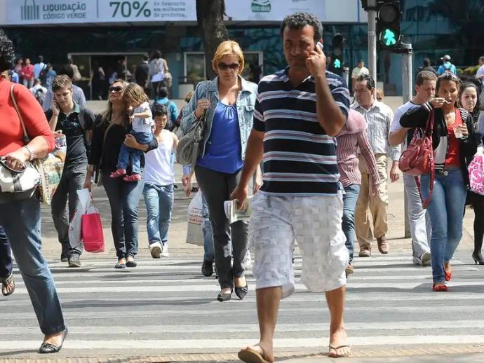 Desemprego cai para 6,9%, menor índice do trimestre desde 2014