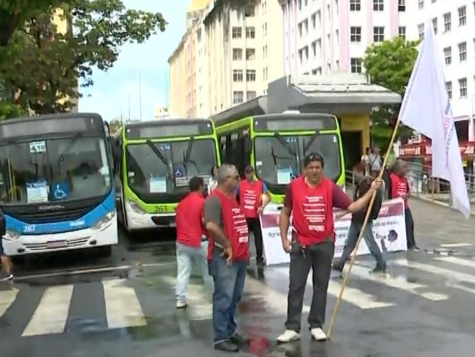 Rodoviários realizam protesto no centro do Recife e anunciam greve