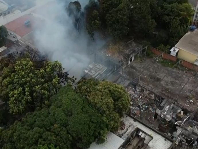 Incêndio atinge casas em ocupação na Campina do Barreto