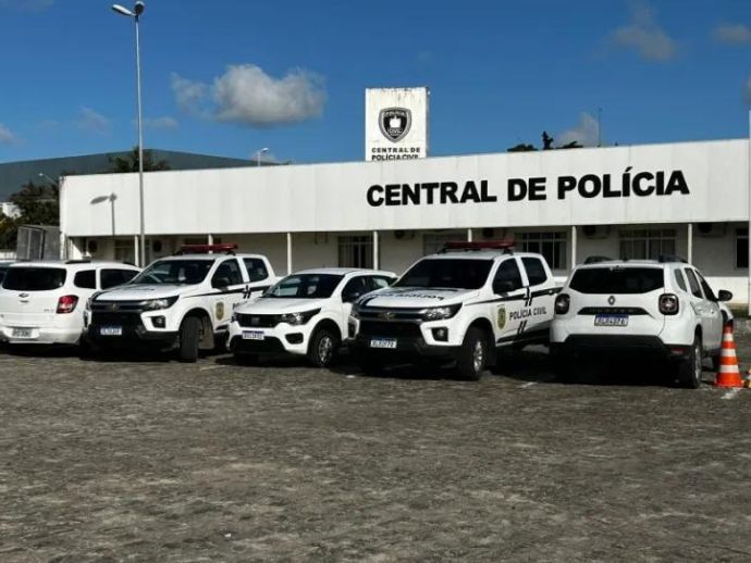 Homem vira alvo da polícia após criar perfil falso para perseguir ex-companheira