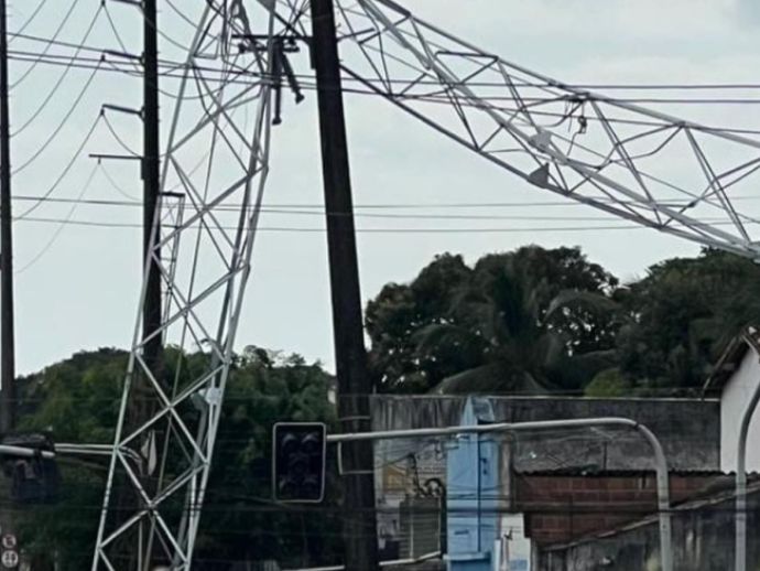 Na Capital, queda de torre de telecomunicação deixa 25 mil pessoas sem energia