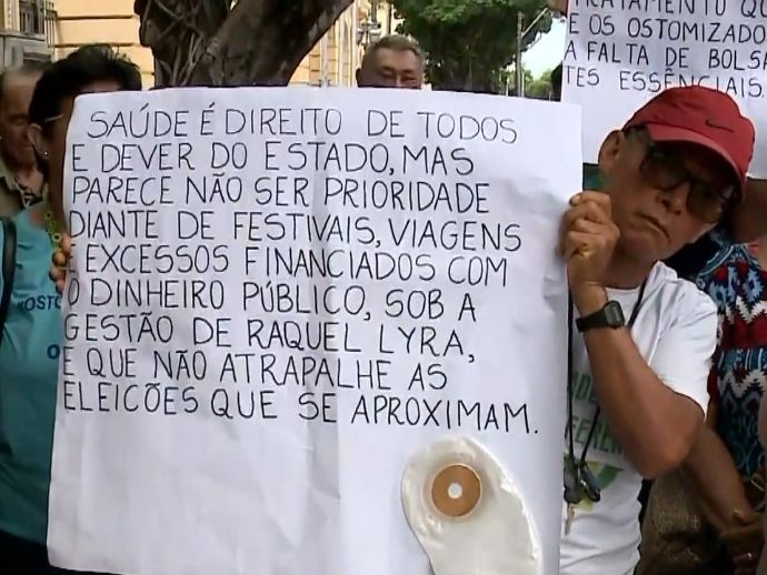 Pacientes protestam contra falta de bolsa de colostomia em unidades de saúde no Recife