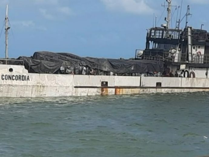 Navio de carga naufraga em Goiana e deixa cinco pessoas desaparecidas