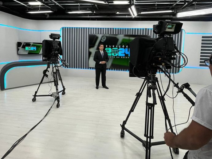 ELEIÇÕES 2024: TV Guararapes/RECORD transmitiu movimentação nas seções e apuração dos votos