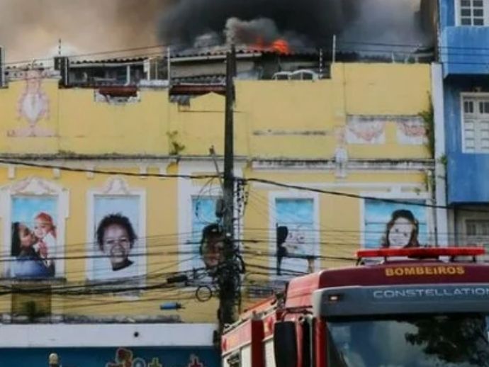 Incêndio atinge loja comercial no bairro de São José, no Centro do Recife