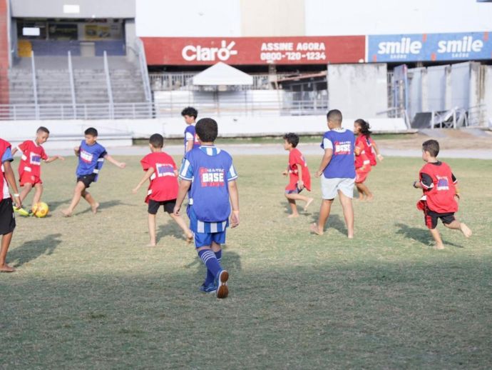 Dia de diversão e inclusão reúne crianças e famílias no Estádio Rei Pelé