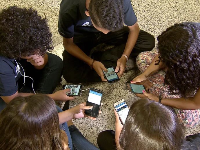 Comissão de Educação aprova projeto que proíbe celular em escolas