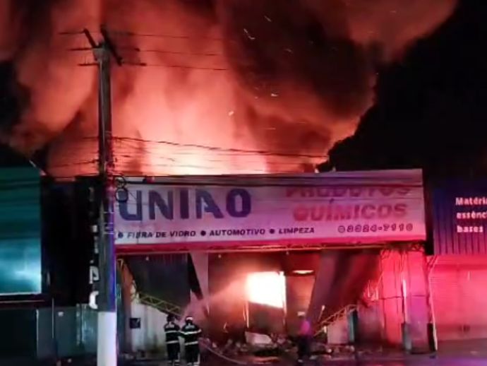 Incêndio destrói loja de materiais químicos em Maceió e mobiliza bombeiros