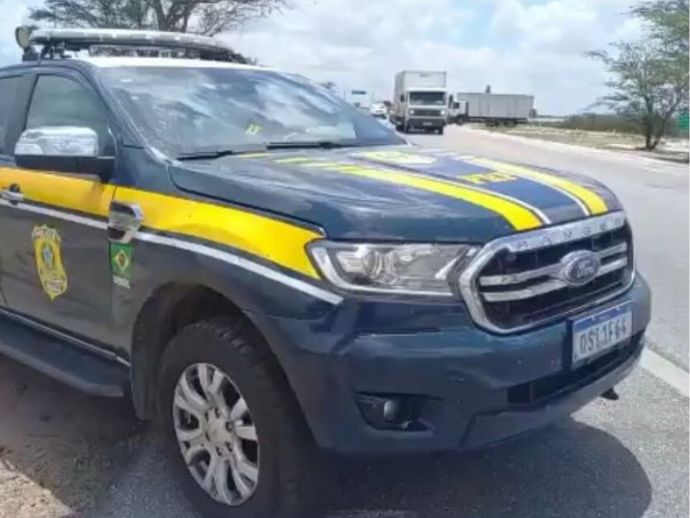 Colisão entre motocicleta e caminhão deixa um morto e outro ferido na Alça Sudoeste, em Campina Grande